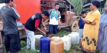 Drought hits SIGI, RESIDENTS WALK FINDING CLEAN WATER